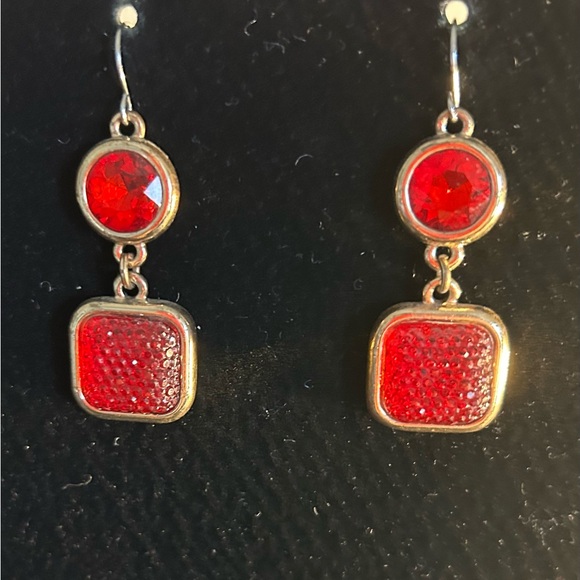 Beautiful Dana Buchman earrings in gold with red stone - Picture 4 of 5